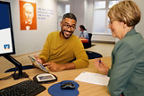 Das Bild zeigt einen Kunden bei seiner Beraterin.