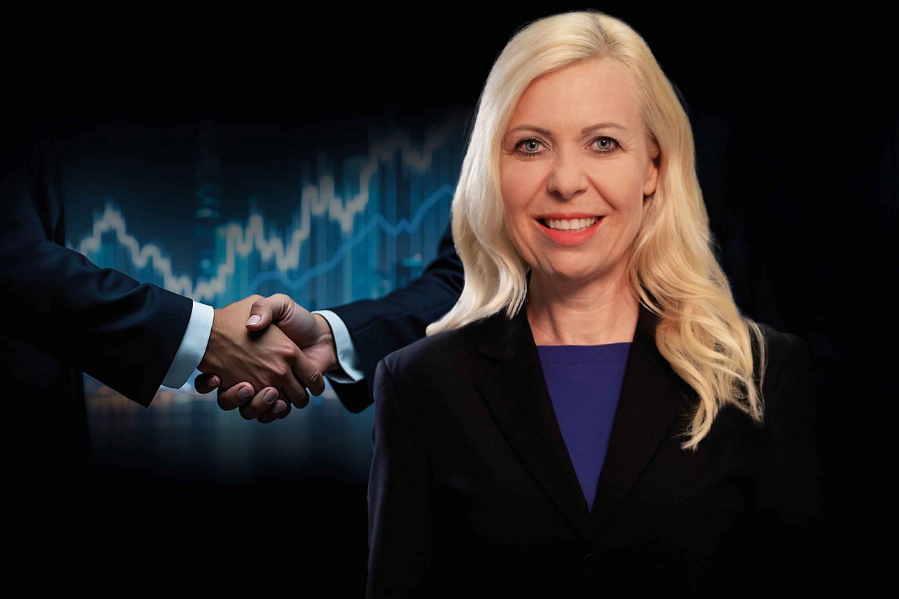 londe Geschäftsfrau lächelt, im Hintergrund ein Handschlag und blaue Finanzcharts.