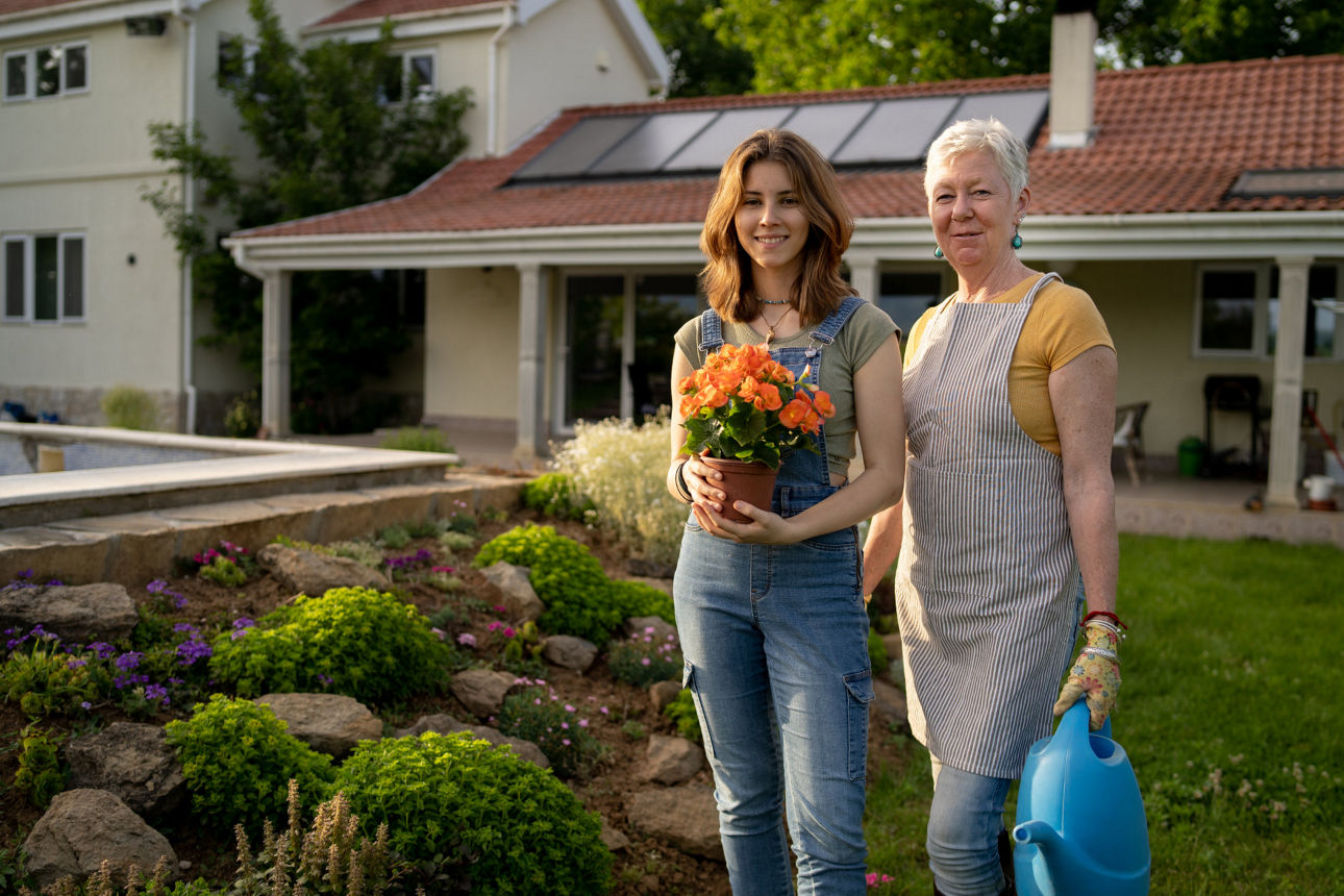 Zwei Frauen stehen im Garten