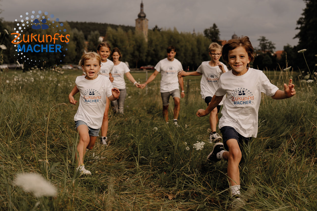 Familie spielt im Gras