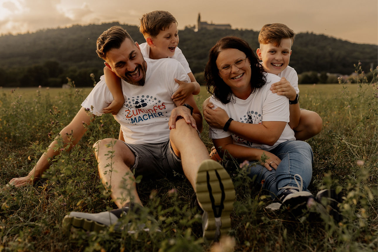 Familie spielt im Gras