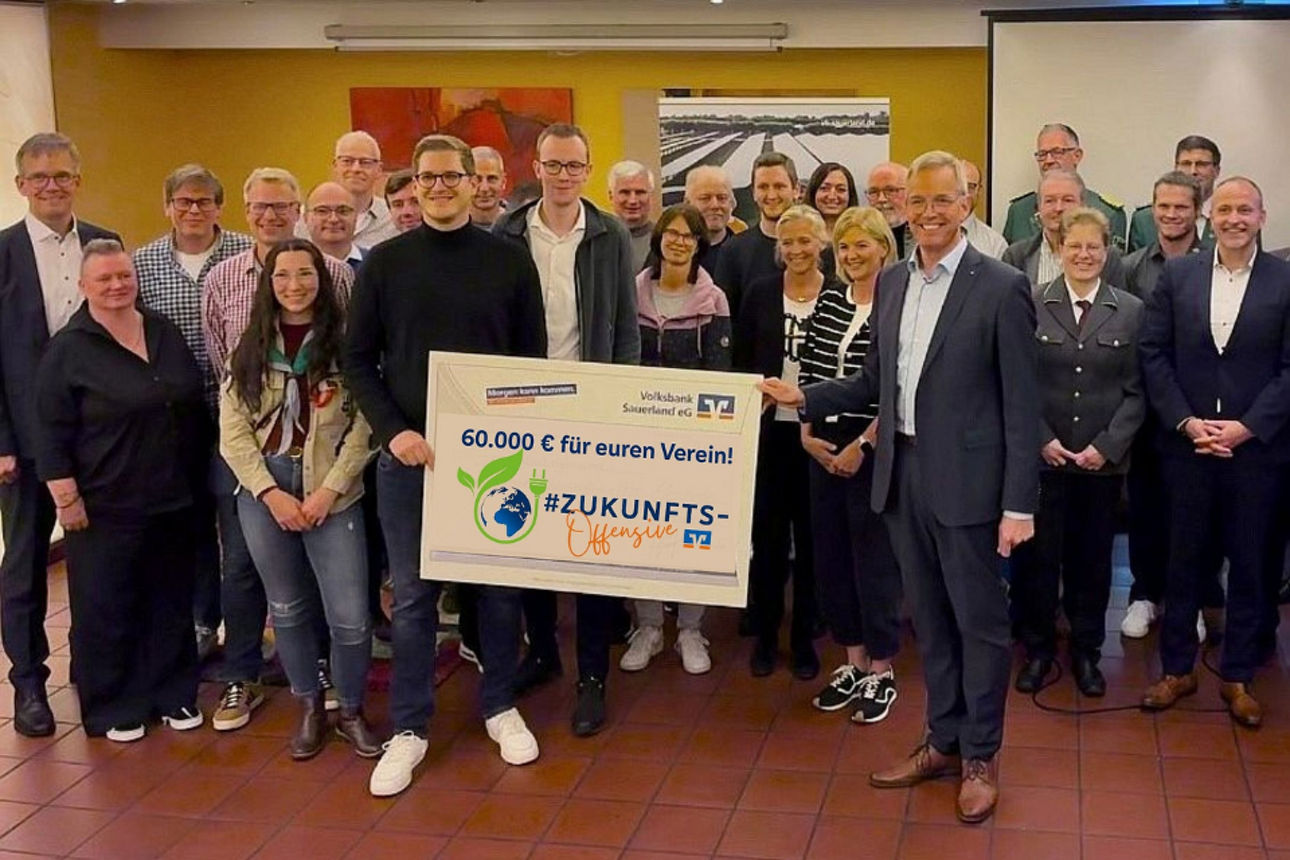 Vorstand der Volksbank Sauerland und Vereinsmitglieder mit Spendenscheck zur Zukunftsoffensive 