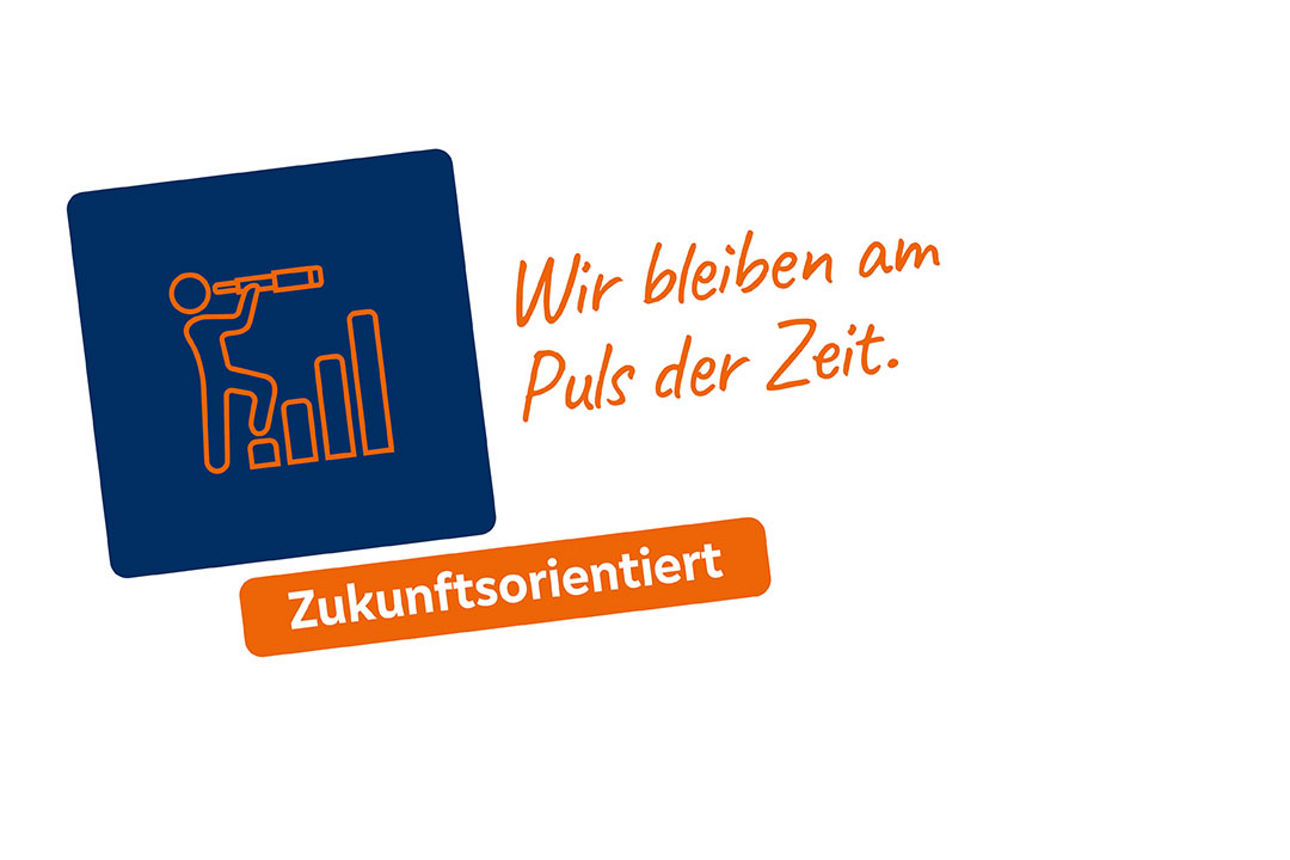 Vier Personen unterhalten sich in einer Werkstatt