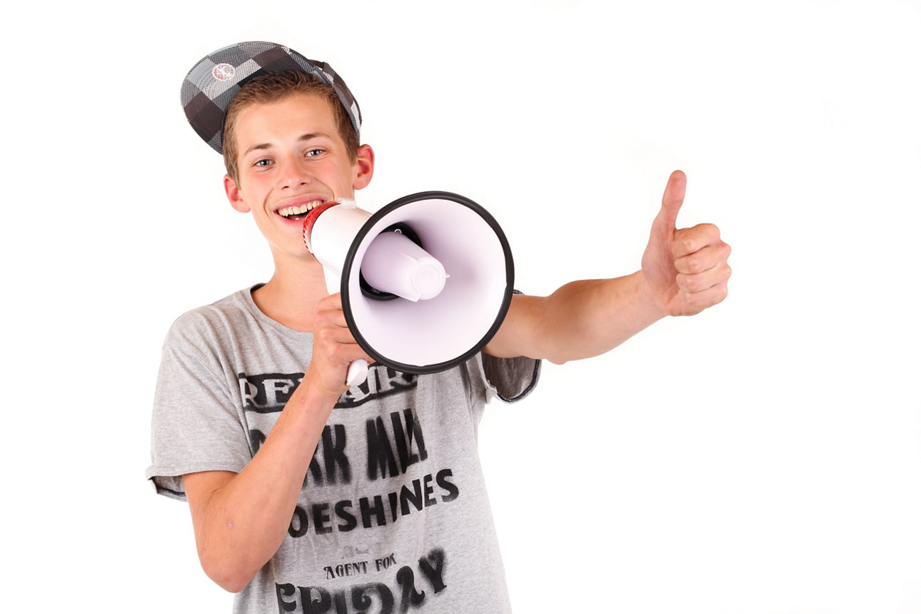 Jugendlicher mit Megafon