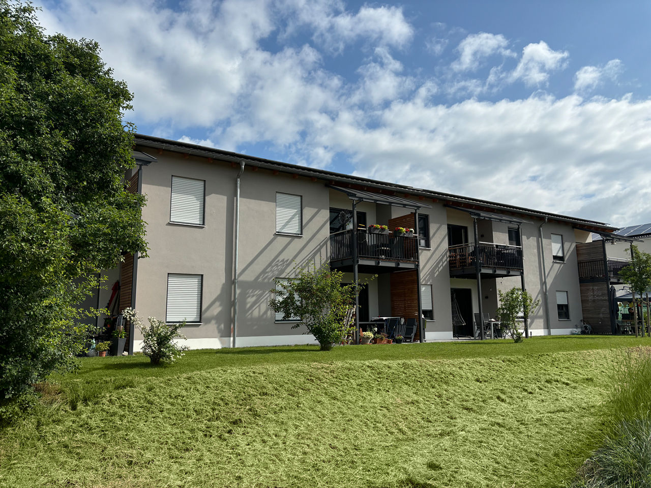 Mehrfamilienhaus mit grünem Rasen