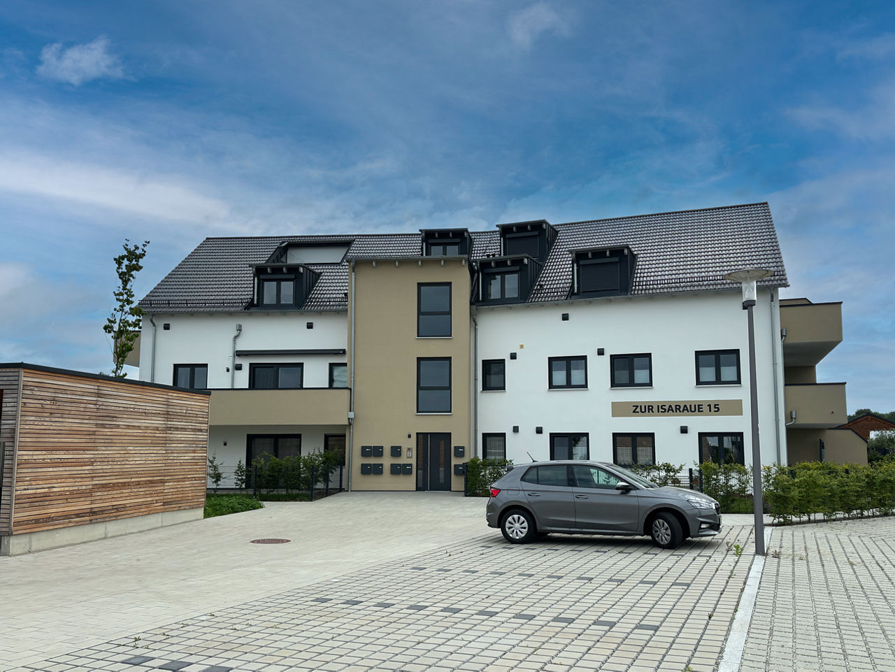 Mehrfamilienhaus mit blauem Himmel
