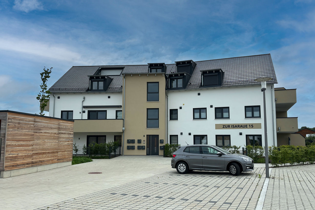 Mehrfamilienhaus mit blauem Himmel