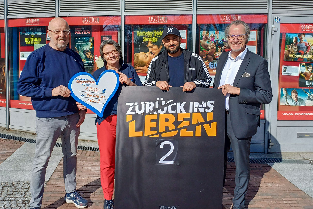 Übergabe des Spendenherzes zur Unterstützung des Films „Zurück im Leben II“