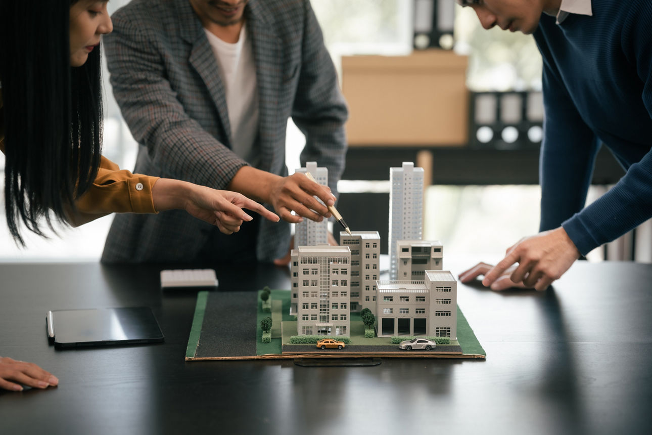 Ein Team bespricht sich über einen Plan für einen Wohnungsbau