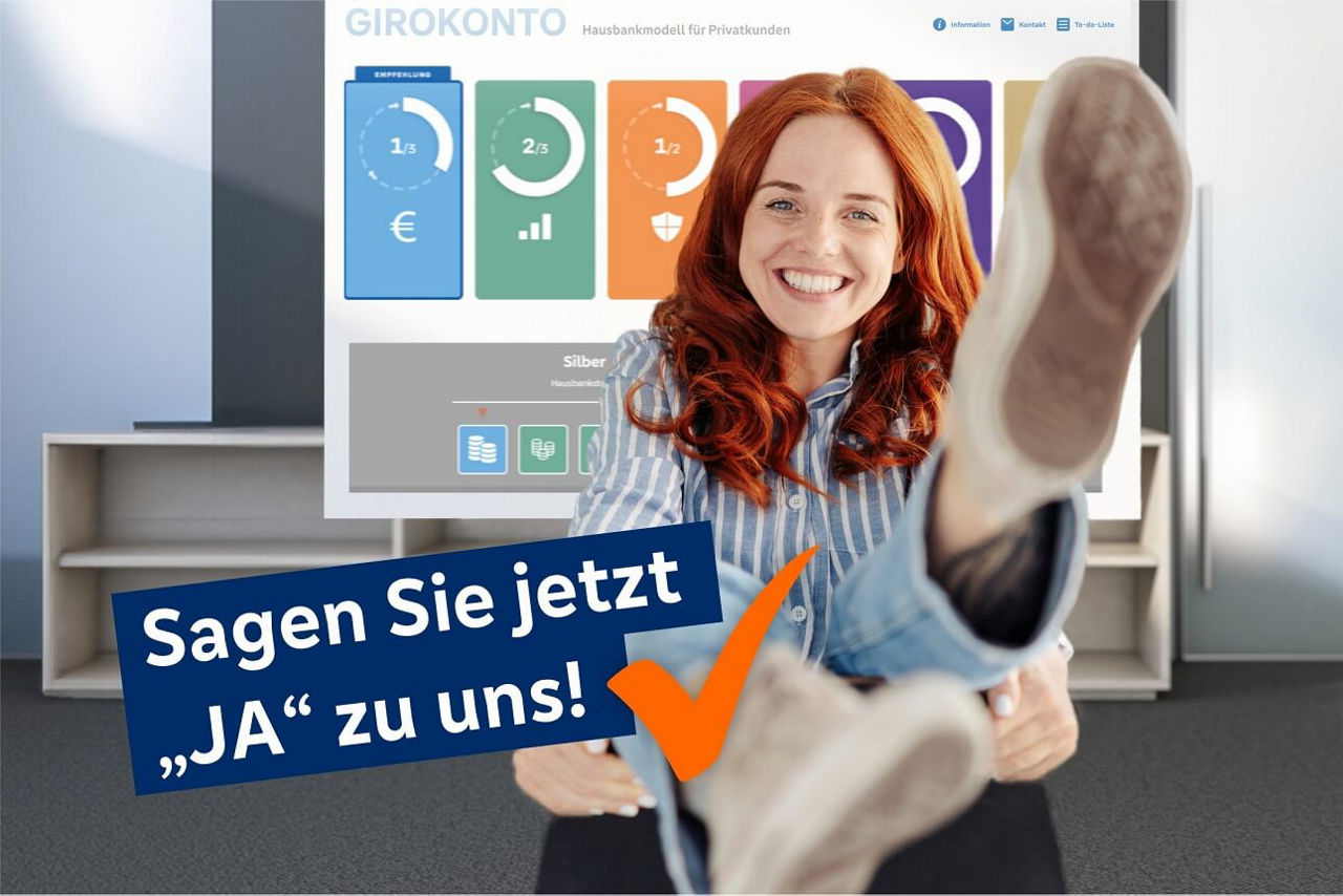 Frau im Vordergrund hebt den linken Fuß hoch, im Hintergrund das Hausbankmodell auf dem Fernseher