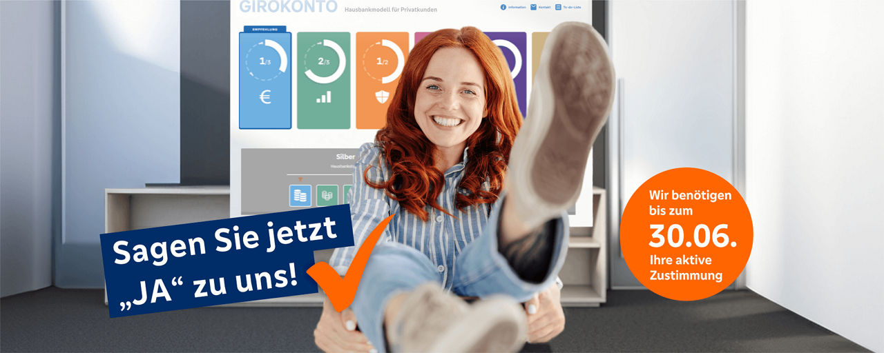 Frau im Vordergrund hebt den linken Fuß hoch, im Hintergrund das Hausbankmodell auf dem Fernseher