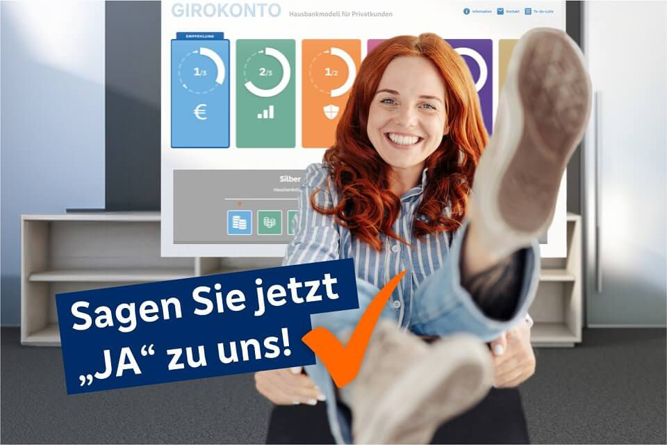 Frau im Vordergrund hebt den linken Fuß hoch, im Hintergrund das Hausbankmodell auf dem Fernseher