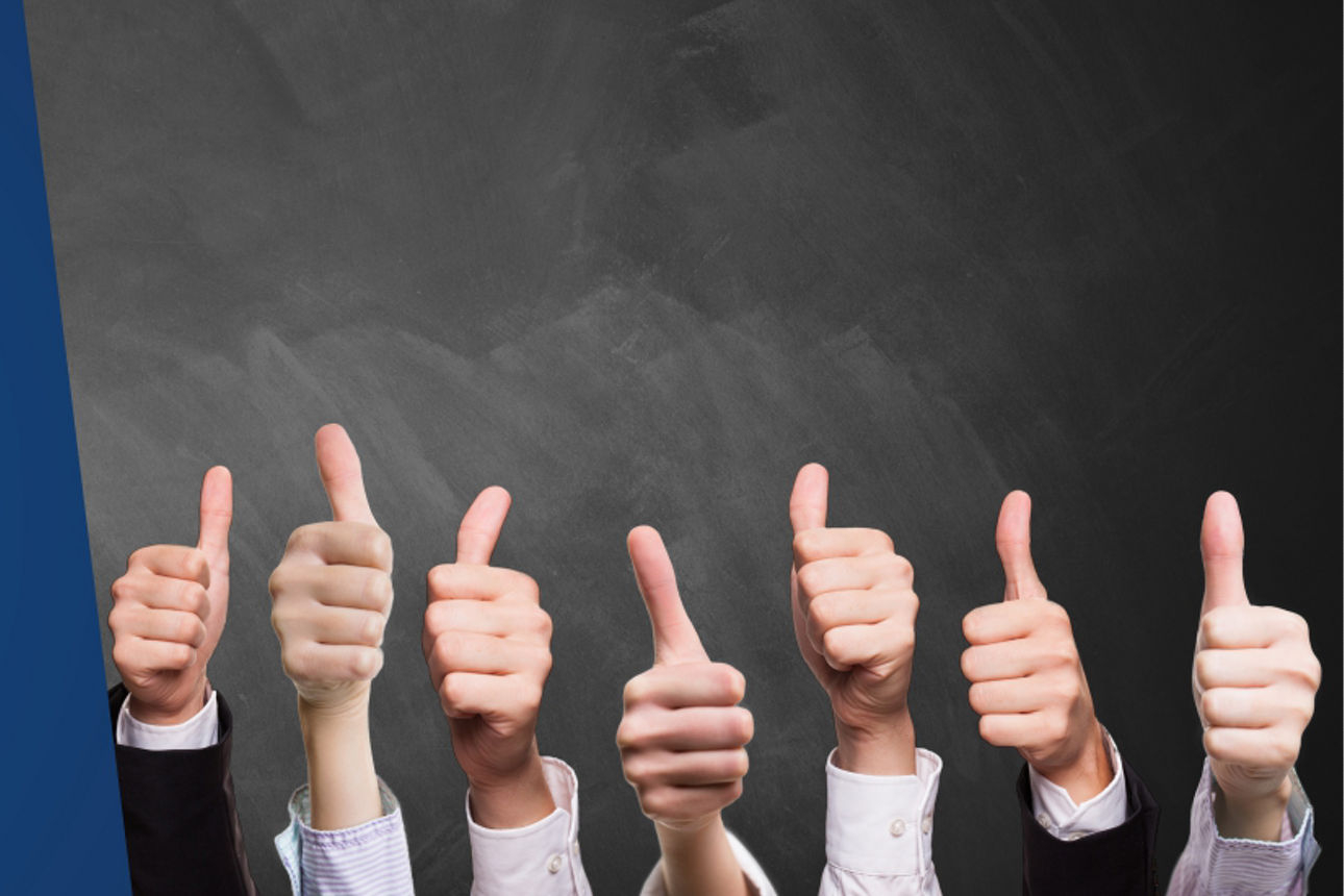 Viele Daumen zeigen nach oben 