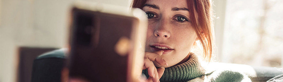 Frau schaut auf HAndy