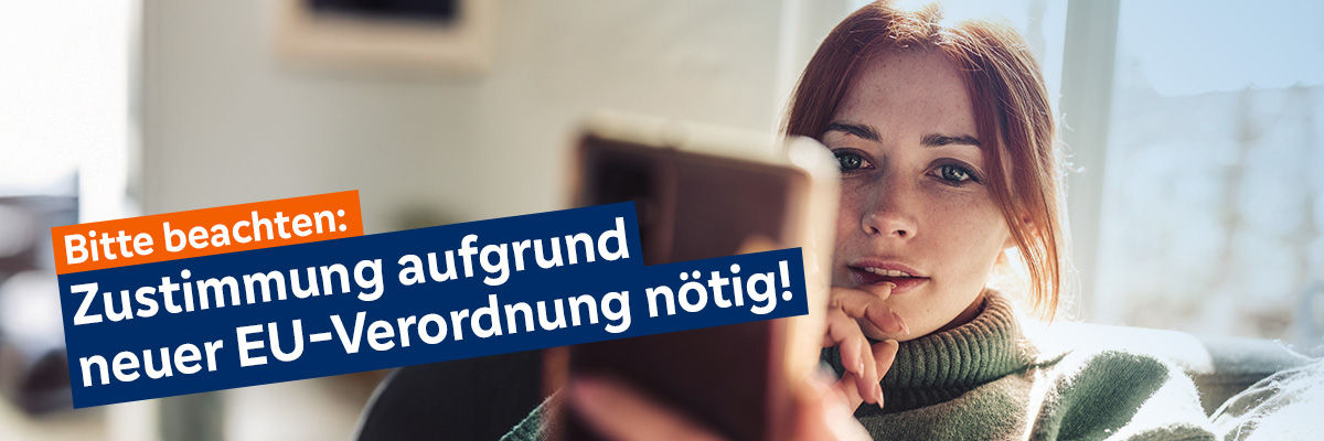 Frau schaut auf HAndy