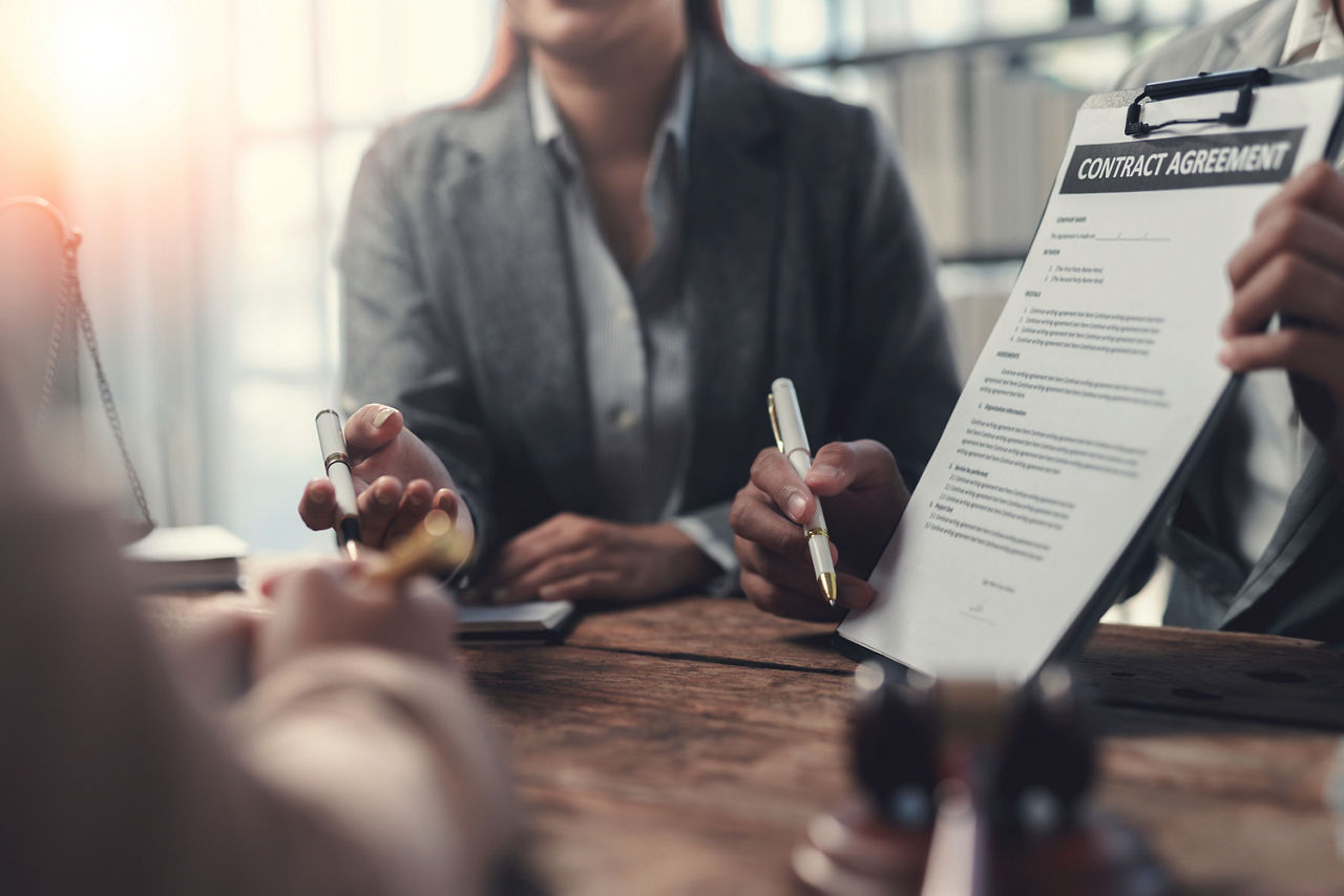 Glücklicher Geschäftsmann, Personalvermittler, HR-Manager, Hand schütteln beim Vorstellungsgespräch. Lächelnder, professioneller Führungsberater mittleren Alters und Bankkunde schütteln Hand