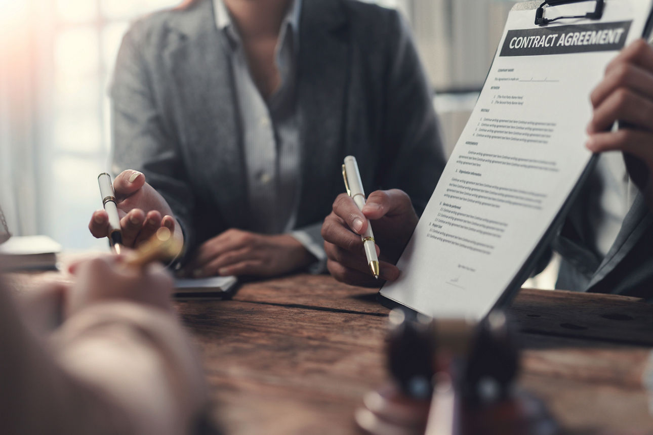 Glücklicher Geschäftsmann, Personalvermittler, HR-Manager, Hand schütteln beim Vorstellungsgespräch. Lächelnder, professioneller Führungsberater mittleren Alters und Bankkunde schütteln Hand