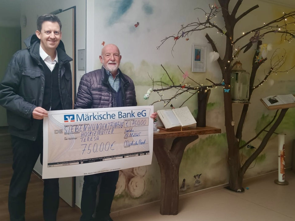 André Deimel und Manfred Leppert mit dem Übergabescheck