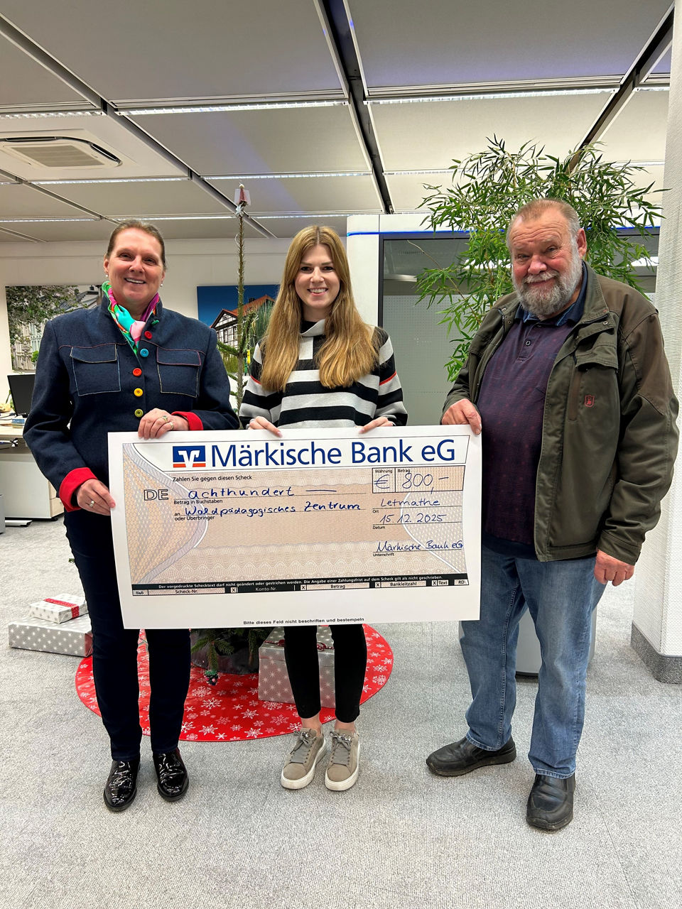 Bild Übergabe an Waldschule: Gräfin Bettina von Baudissin, Burkhart Laaser