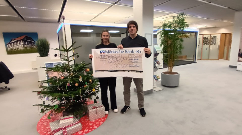 Übergabe an Bürger helfen Bürgern mit Kira Held und Manuel Huff