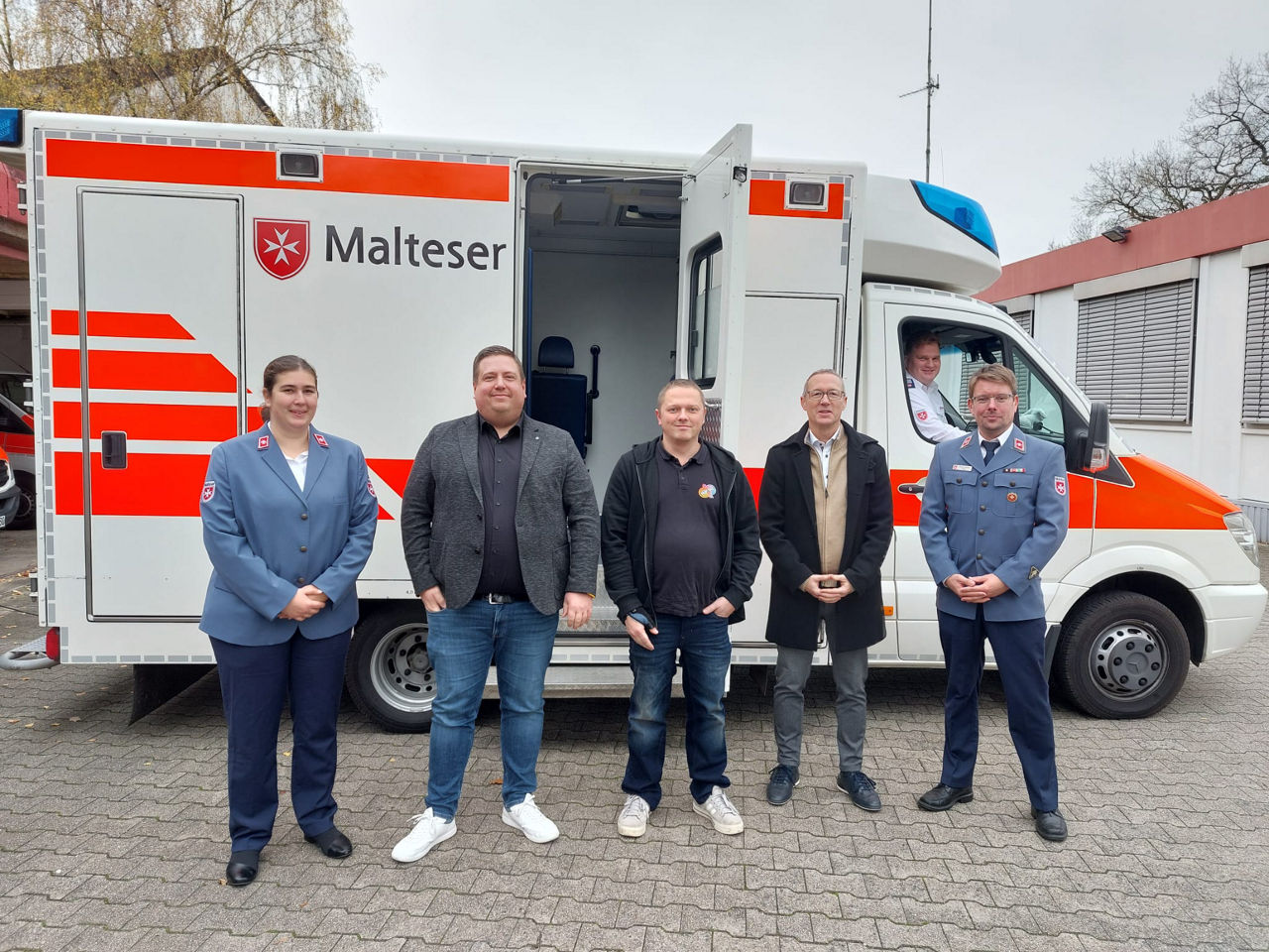 Von links: S. Kümper, N. Büscher, C. Schenk, T. Irmer, D. Kwauka und im Rettungswagen D. Faber