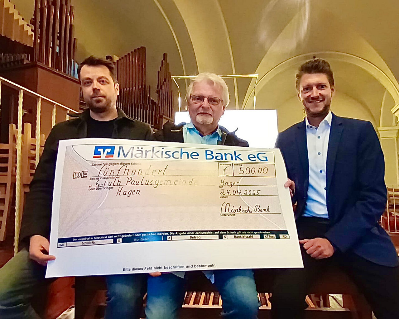 Das Foto zeigt v.l.n.r.: Simon Hillebrecht (Pfarrer Pauluskirche), Frank Förster (Kantor) und Sebastian Brause (Filialleiter)