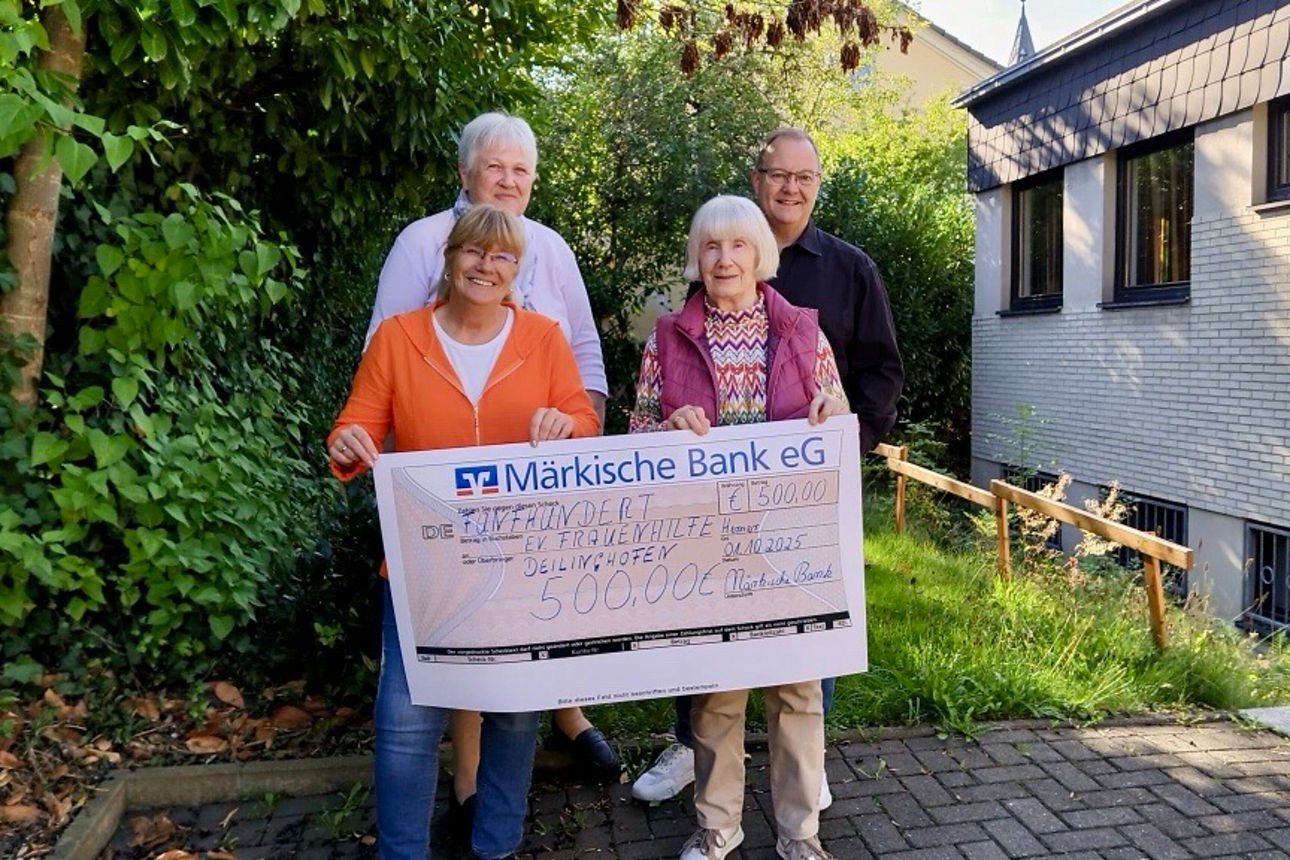 Stefan Tremmel mit den Vorsitzenden des Frauenvereines und dem Übergabescheck