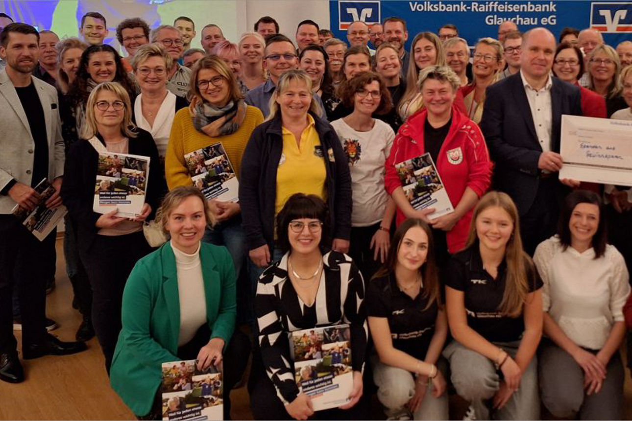 Gruppenfoto Vereinsmitglieder bei der Spendenübergabe