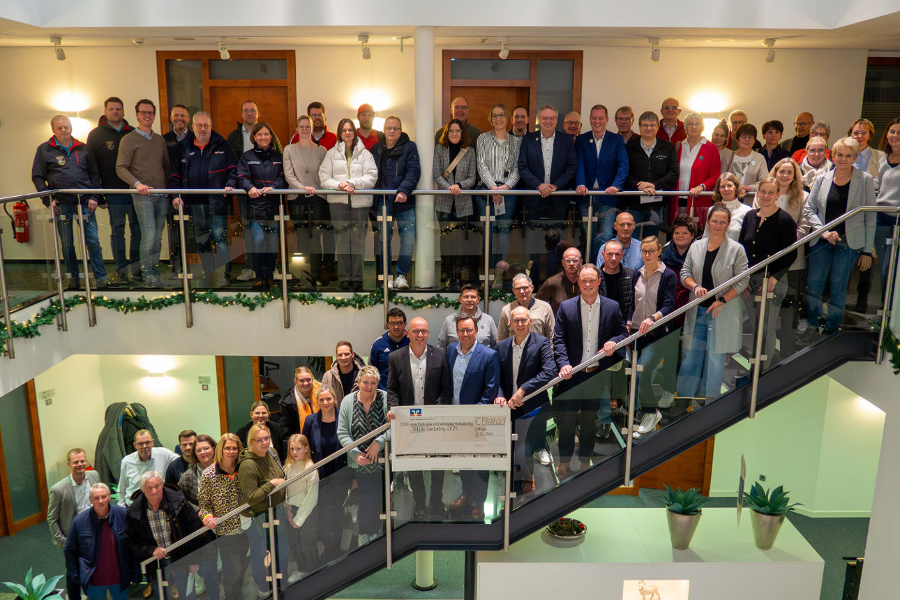 Ein Bild mit vielen Personen der sozialen Einrichtungen und unserem Vorstand  