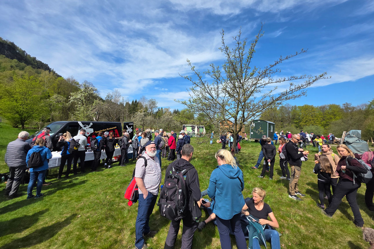 Die Wanderer genießen den Zwischenstopp an der Sellnitz.