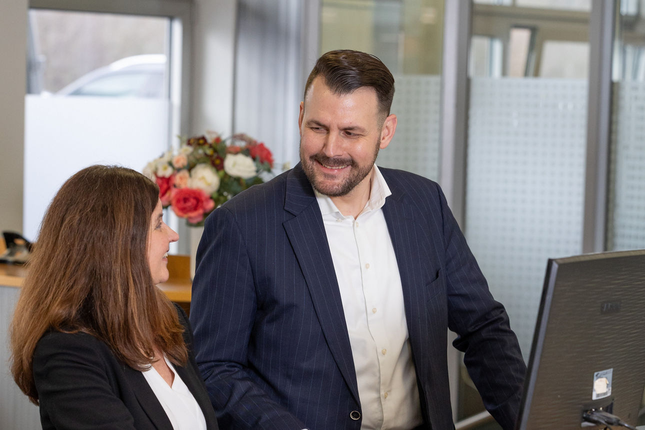 Zwei lächelnde Menschen schauen sich gegenseitig an