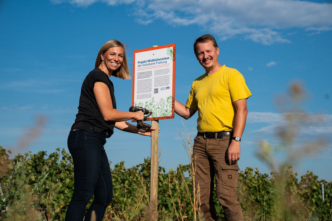 Person steht vor digitalem ESG-Display mit Symbolen zu Umwelt, Soziales und Führung