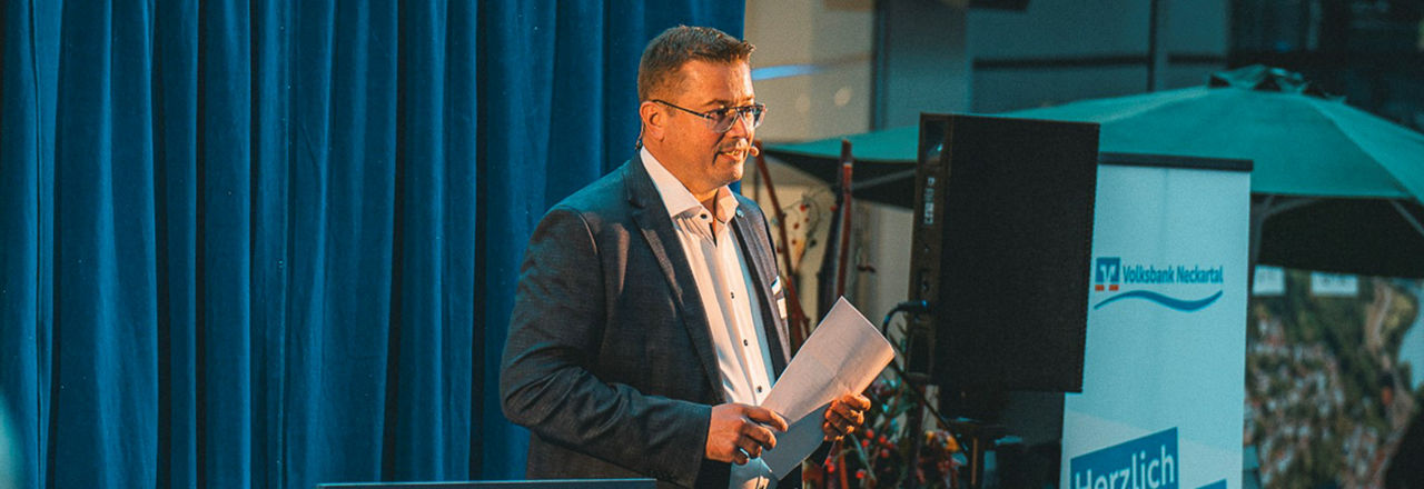 Vorstand Daniel Mohr bei der Spendenübergabe