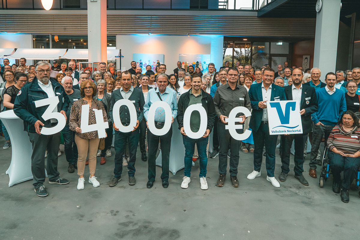 Gruppenbild der Spendenübergabe an die Vereine
