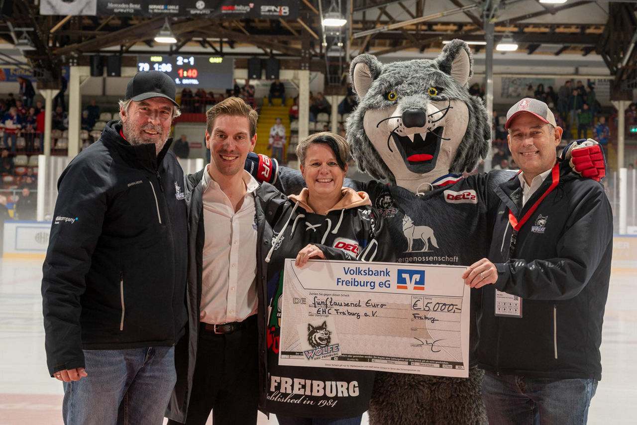 Marc Esslinger (2. Vorsitzender EHC Freiburg), Janis Wagner (Kaufmännische Leitung EHC Freiburg), Claudia Bodien (Referentin 