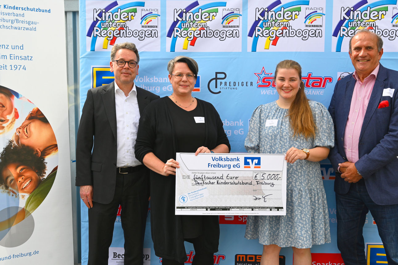 Vertreter der Volksbank Freiburg überreichen Vertretern des Kinderschutzbundes 5.000€