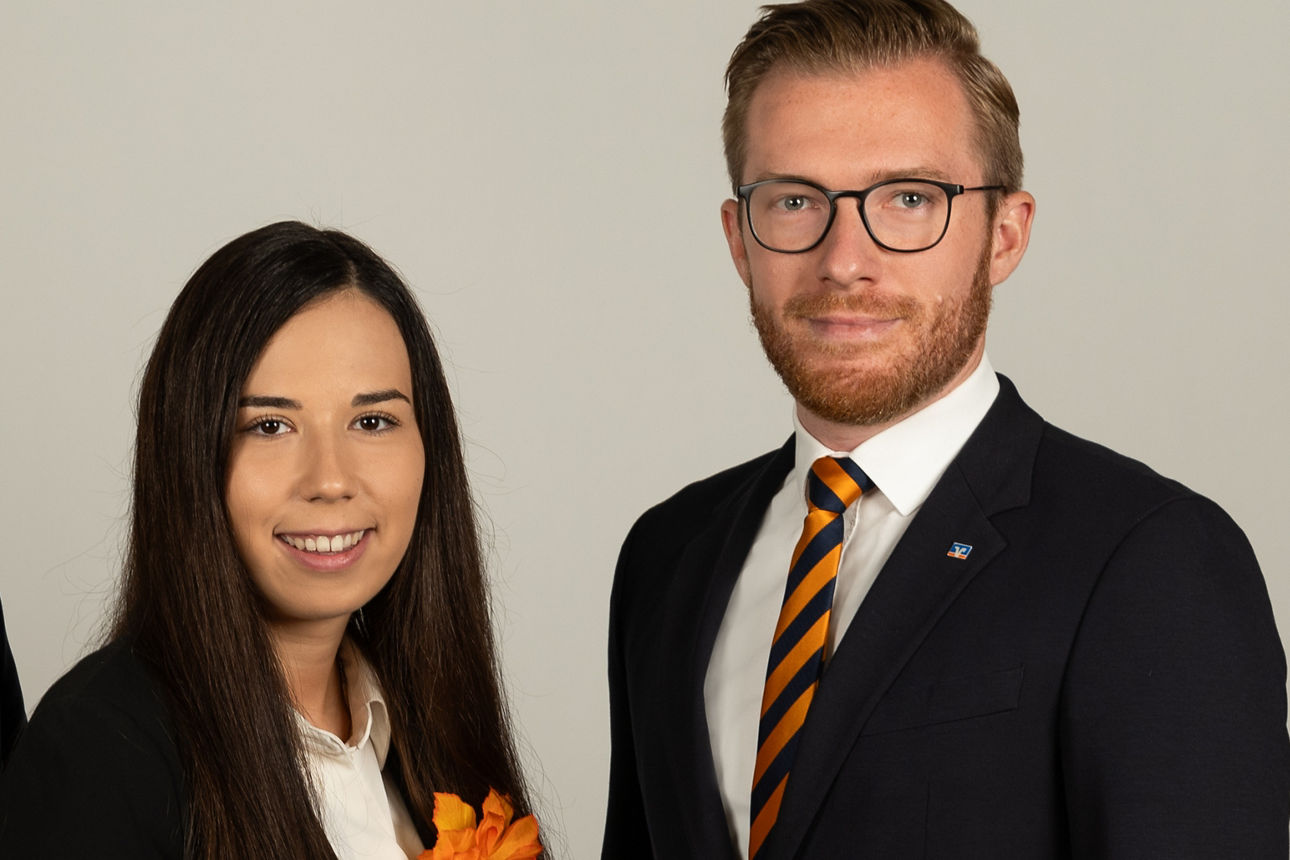 2 Männer und eine Frau in der Mitte