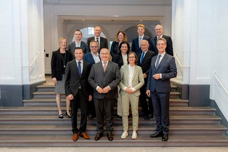 Bild zeigt Aufsichtsrat und Vorstand der Volksbank