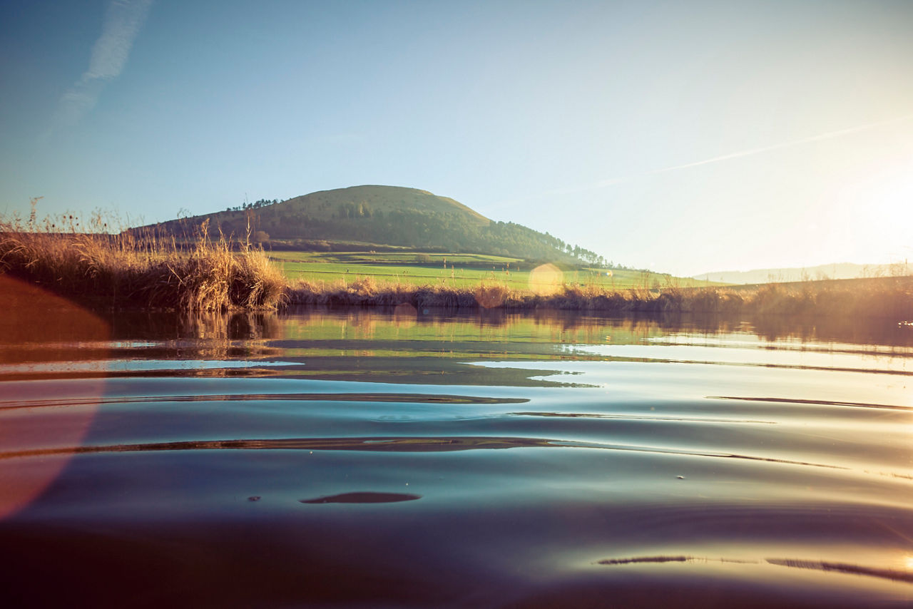 Blick auf einen Berg mit Wasser
