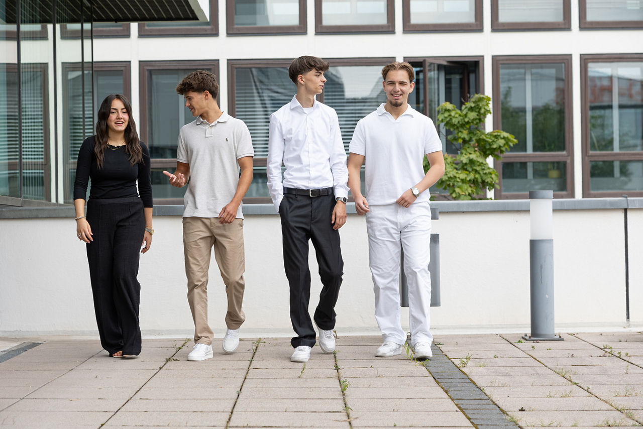 Auszubildende vor einem Gebäude