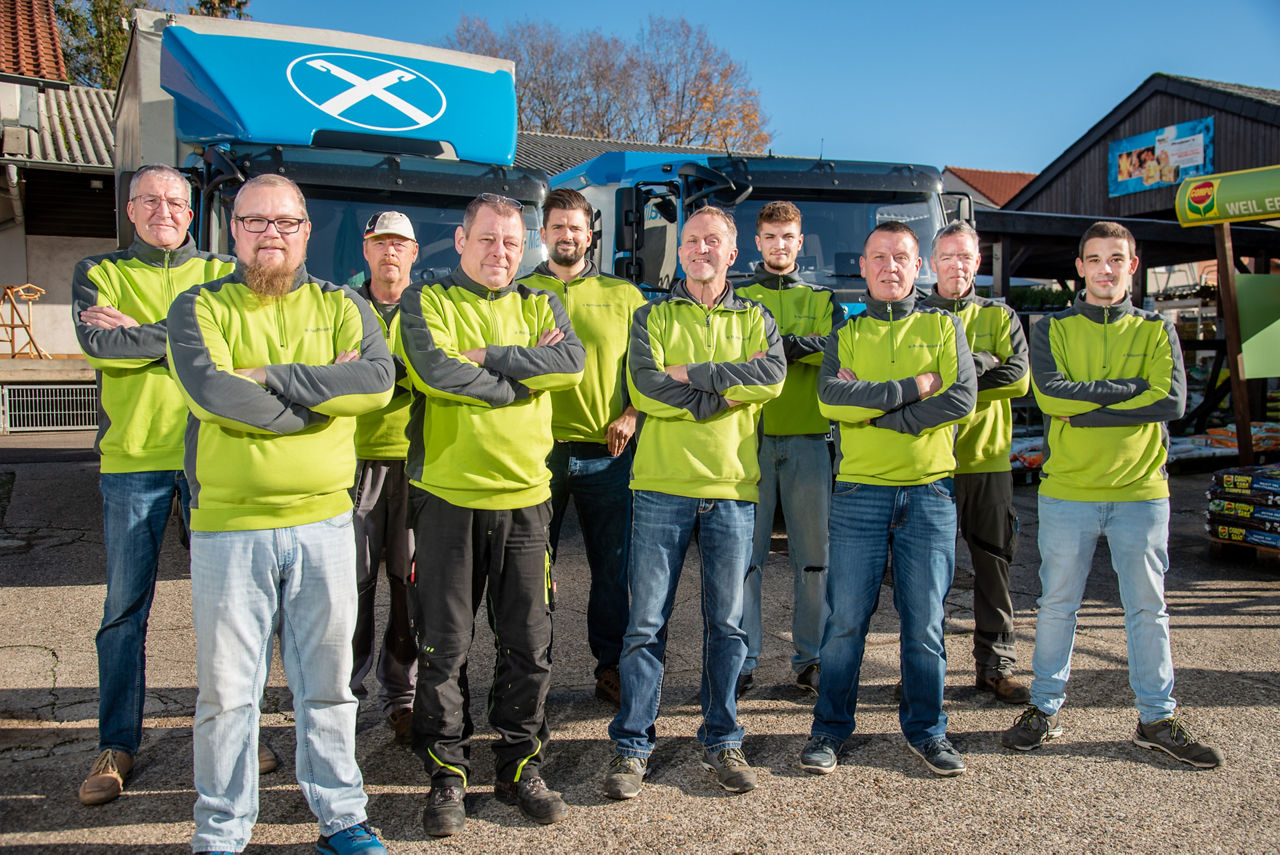 Gruppe von Männern vor einem Raiffeisen-Markt