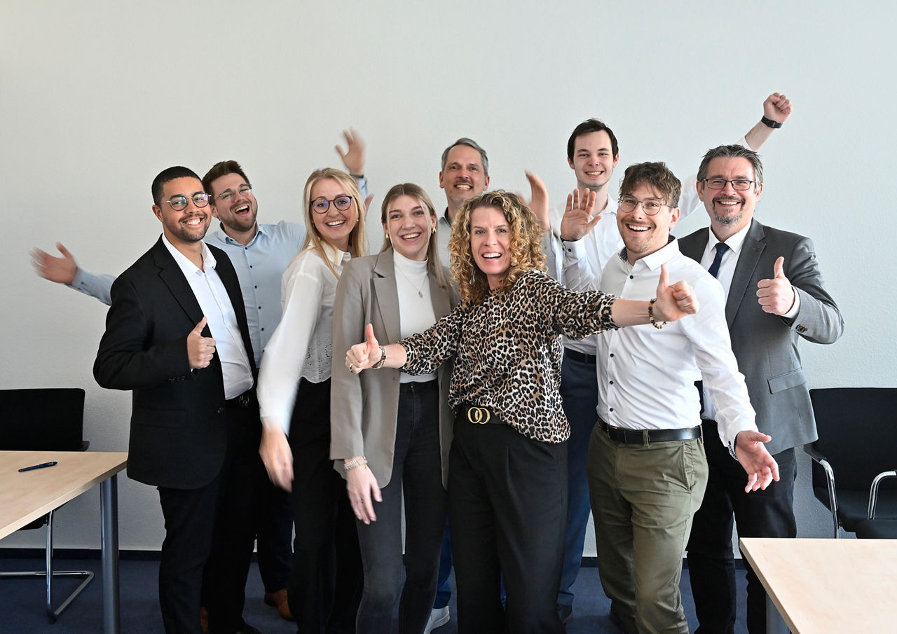 Mitarbeiter und Mitarbeiterinnen der Volksbank in einem Gruppenbild