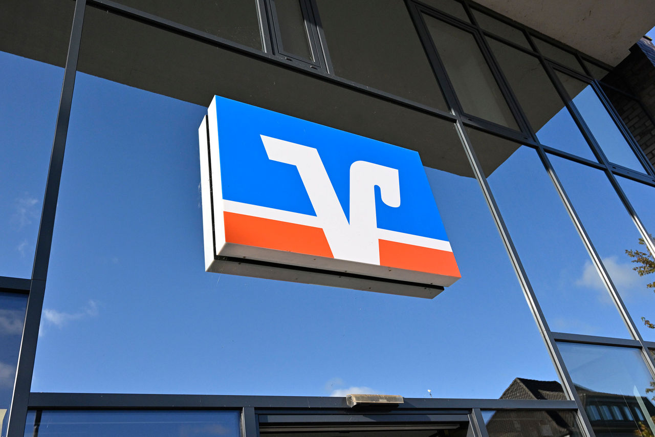 Markenzeichen der Volksbank auf einem Eingang