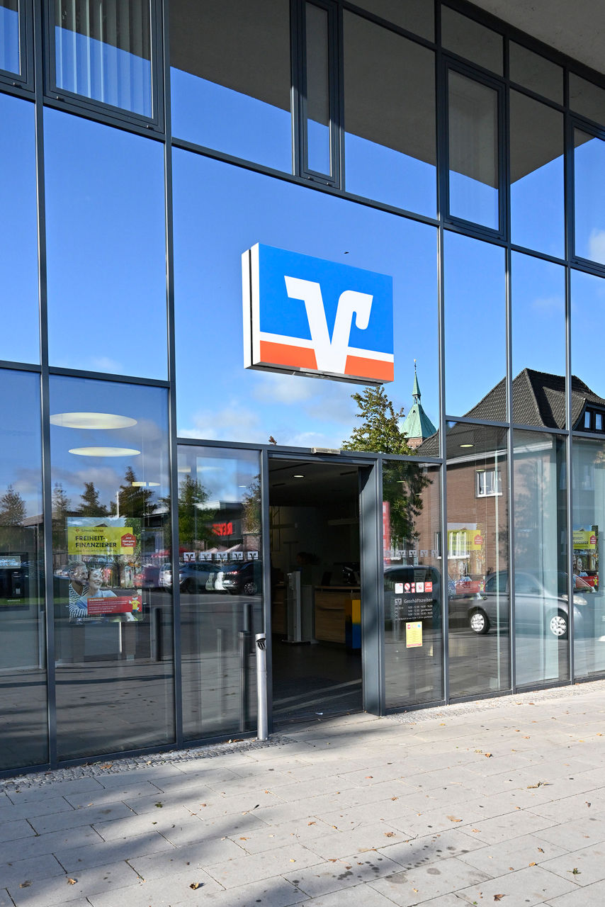 Markenzeichen der Volksbank auf einem Eingang