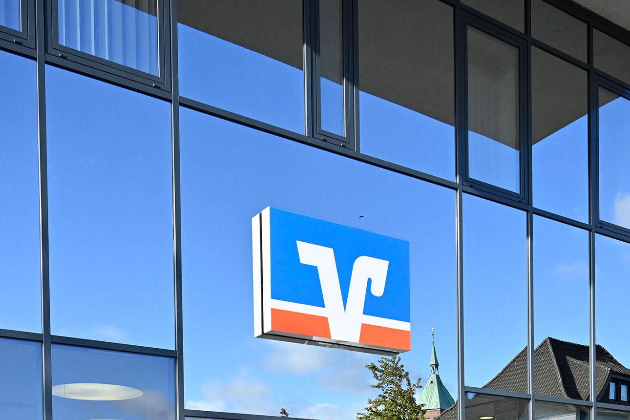 Markenzeichen der Volksbank auf einem Eingang