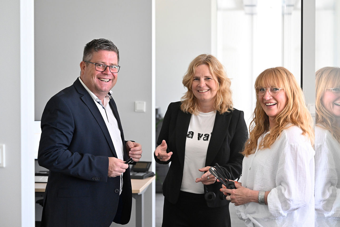 Drei Kollegen der Digitalfiliale im Gespräch 