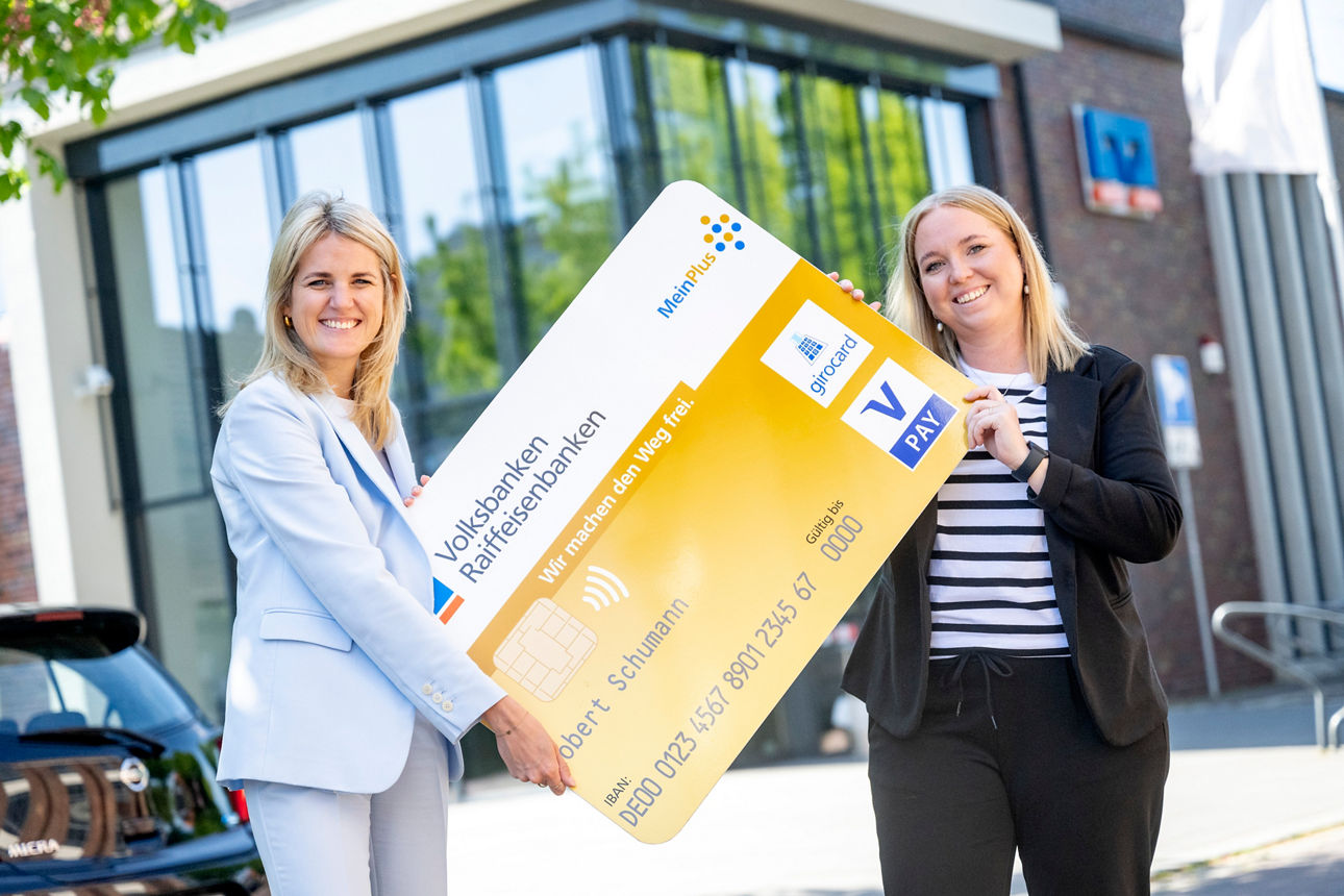 Frau schaut auf die VR Banking App in ihrem Smartphone