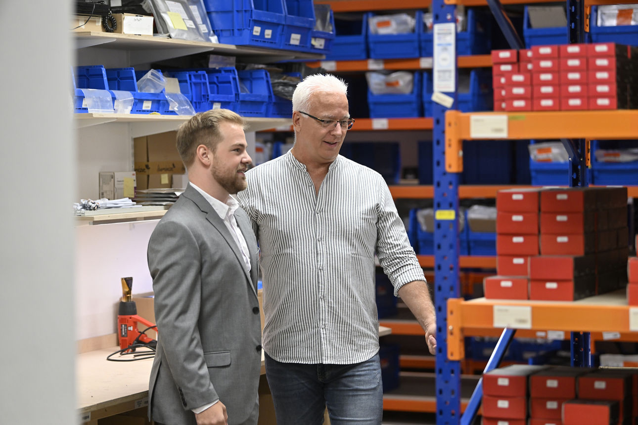 Berater ist mit dem Firmenkunden in der Lagerhalle