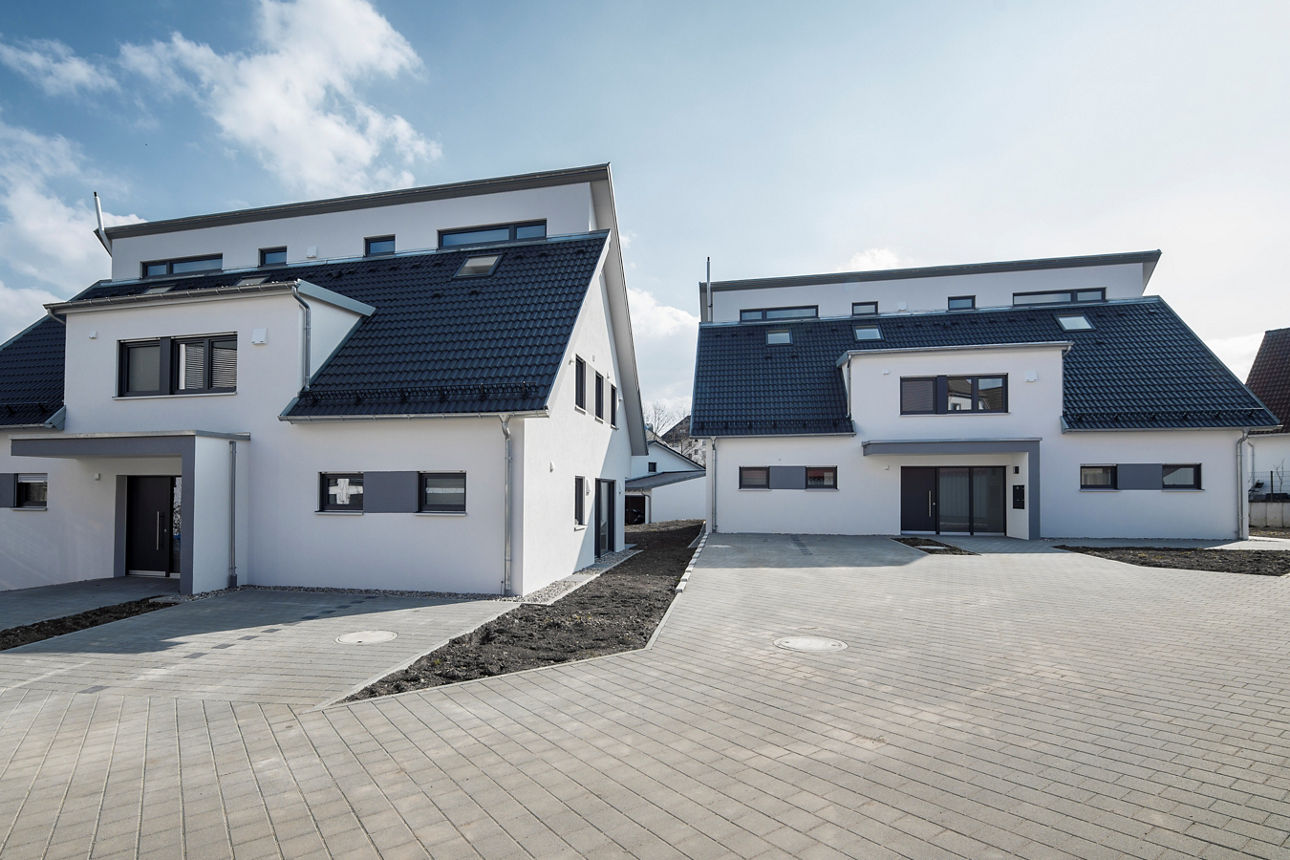 Zwei energieautarke Häuser nebeneinander. Beide Häuser sind baugleich. 