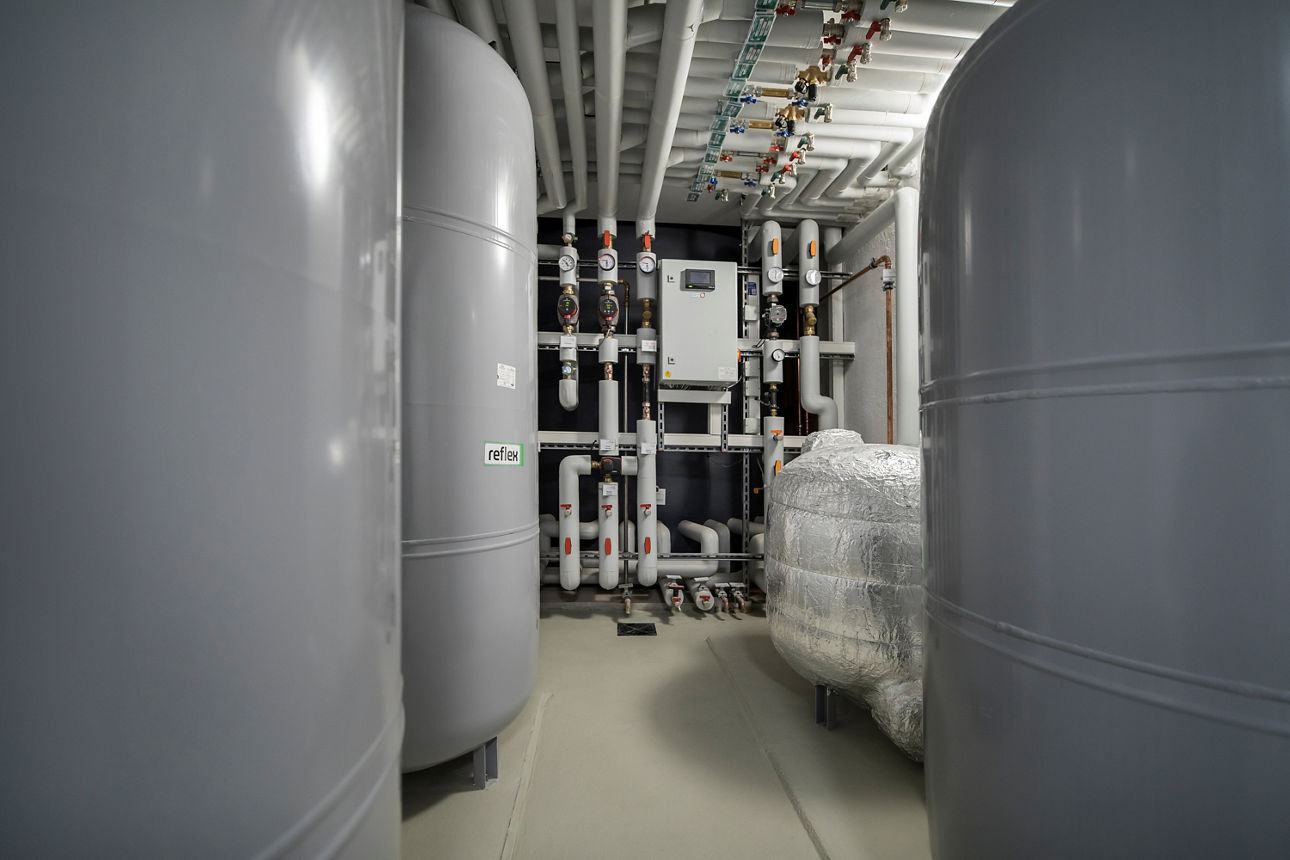Der Technikraum mit großen Speichern eines modernen, energieautarken Mehrfamilienhauses wird dargestellt. 